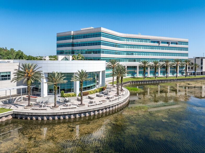 8125 Highwoods Palm Way, Tampa, FL à vendre - Photo du bâtiment - Image 2 de 20