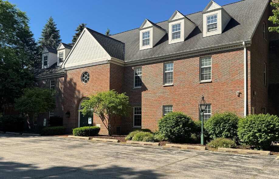 385 Williamstowne, Delafield, WI for lease - Building Photo - Image 2 of 9