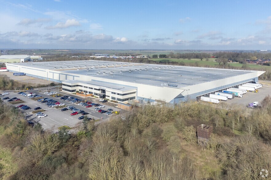 661 Castle Mound Way, Rugby à louer - Photo principale - Image 1 de 7