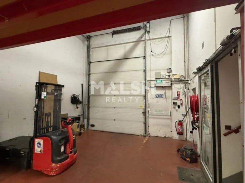 Flex in Lyon for lease - Interior Photo - Image 2 of 12