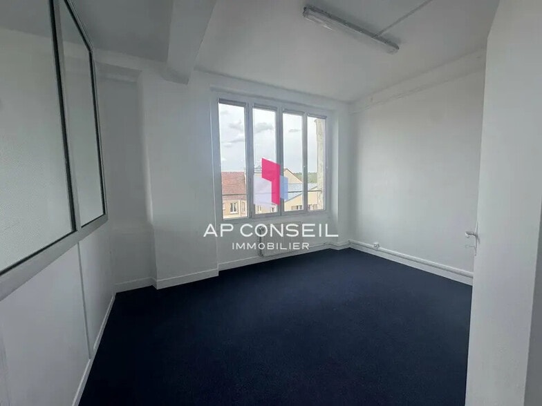 Office in Versailles for lease - Building Photo - Image 3 of 6