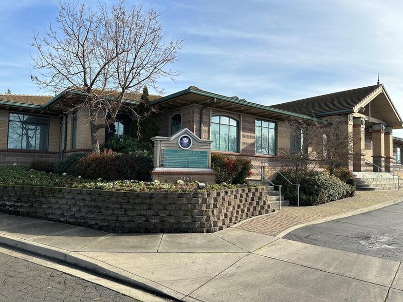 3860 Crater Lake Ave, Medford, OR for lease - Building Photo - Image 1 of 16