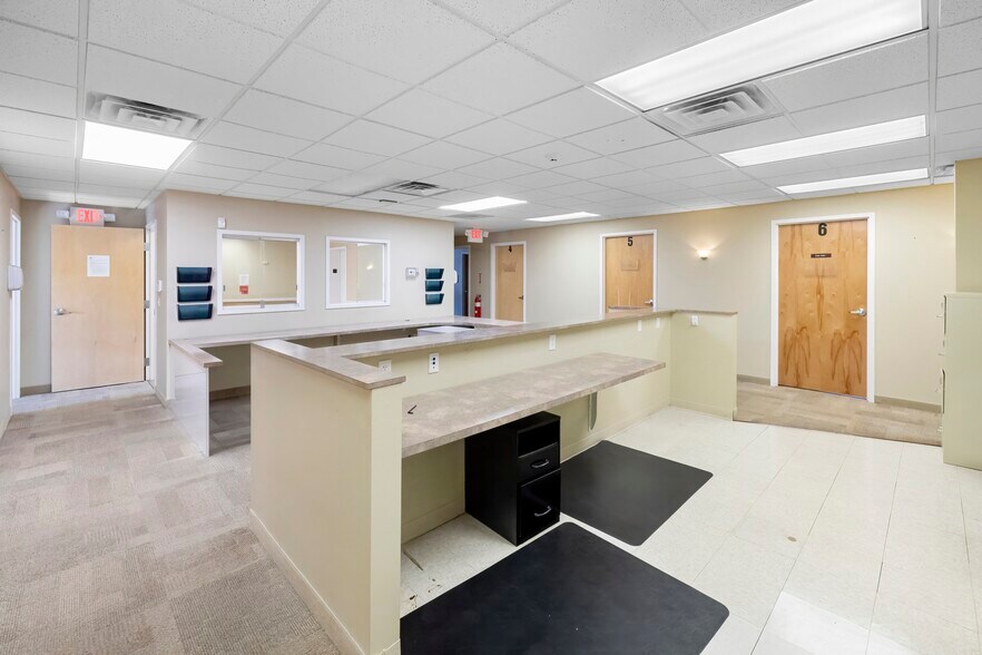 1027 Pompton Ave, Cedar Grove, NJ à louer - Photo du bâtiment - Image 3 de 11