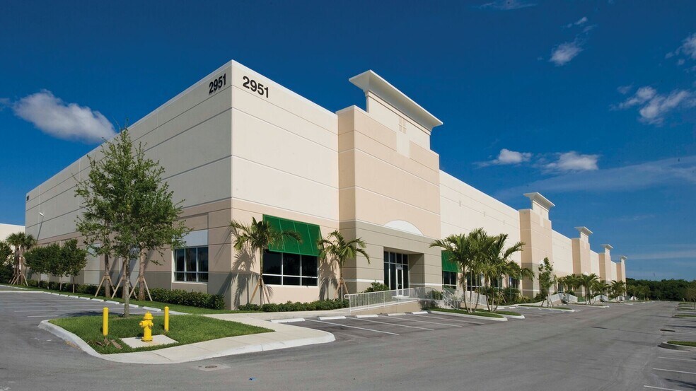 2900 NW 27th Ave, Pompano Beach, FL à louer - Photo du bâtiment - Image 3 de 8