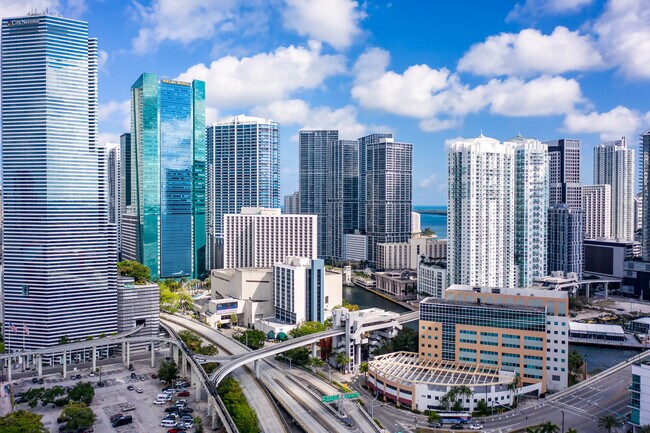 Plus de détails pour 333 SE 2nd Ave, Miami, FL - Coworking à louer