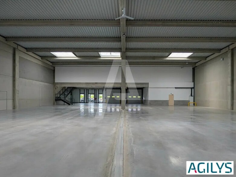 Flex in Élancourt for lease - Building Photo - Image 3 of 12