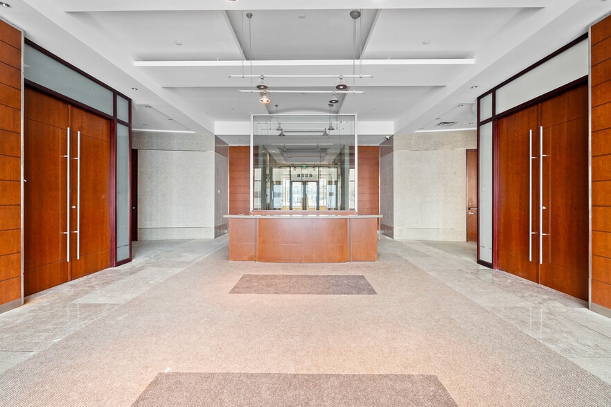 8585 Rte Transcanadienne, Montréal, QC à louer - Photo du bâtiment - Image 3 de 7