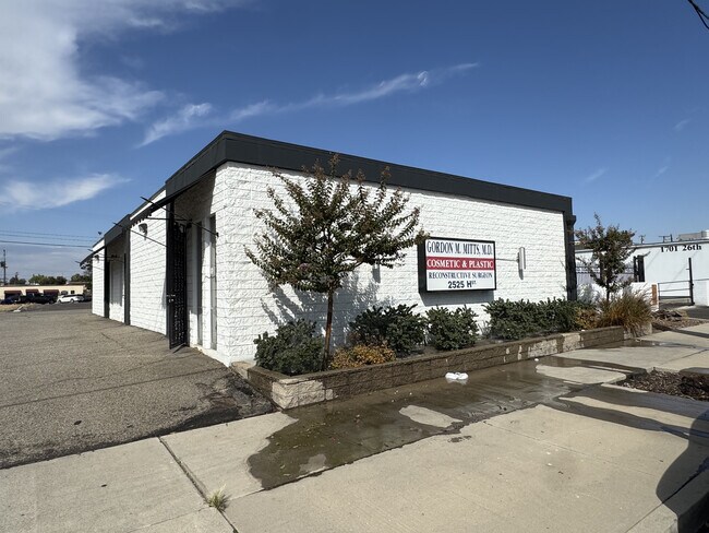 More details for 2525 H St, Bakersfield, CA - Office for Sale