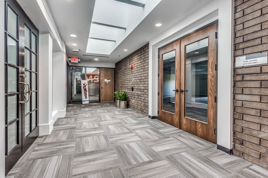 12125 Woodcrest Executive Dr, Saint Louis, MO for lease - Interior Photo - Image 2 of 9