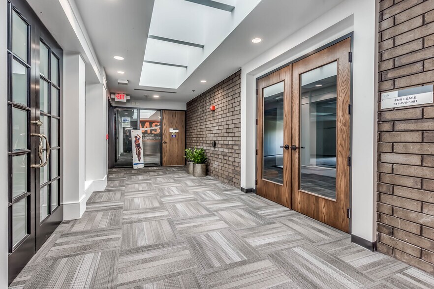 12125 Woodcrest Executive Dr, Saint Louis, MO à louer - Photo intérieure - Image 2 de 9