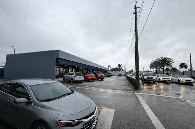 Plus de détails pour 357-379 NE 167th St, Miami, FL - Commerce de détail à louer