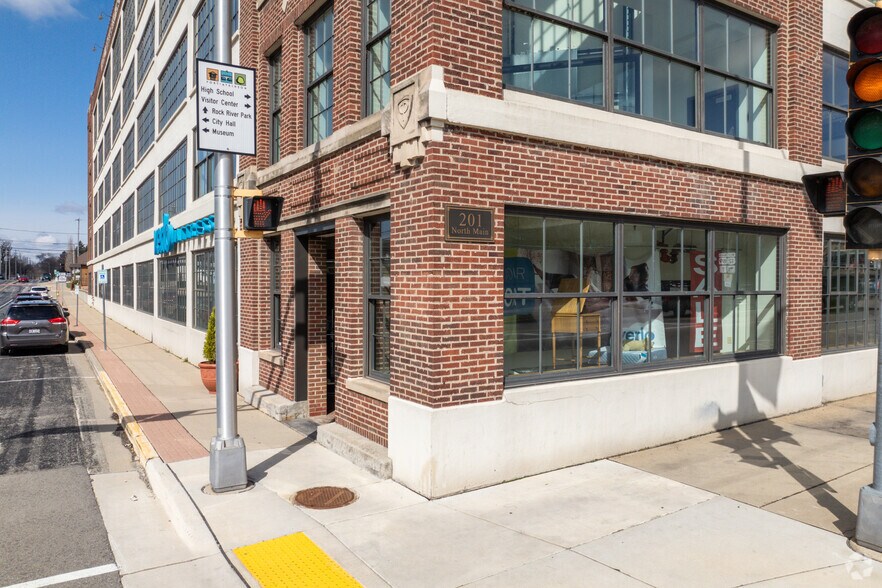 201 N Main St, Fort Atkinson, WI à louer - Photo du bâtiment - Image 3 de 5