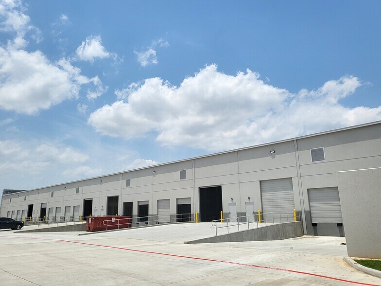 4157 Clay Commerce Dr, Katy, TX à louer - Photo du bâtiment - Image 2 de 6