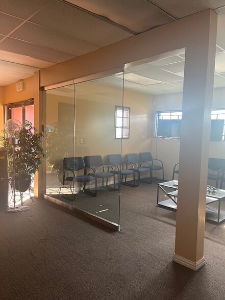 4613 E R L Thornton Fwy, Dallas, TX for lease - Building Photo - Image 2 of 8