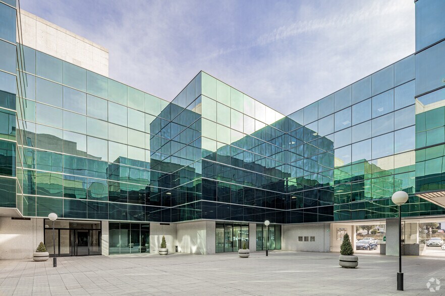 Avenida de Fuencarral, 24, Alcobendas, Madrid à louer - Photo du bâtiment - Image 2 de 3