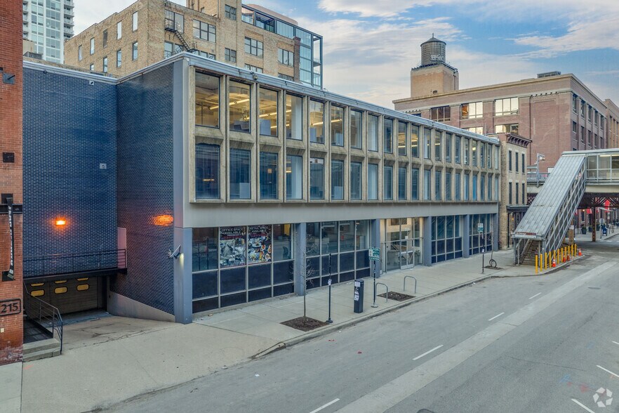 225 W Superior St, Chicago, IL à louer - Photo du bâtiment - Image 1 de 18