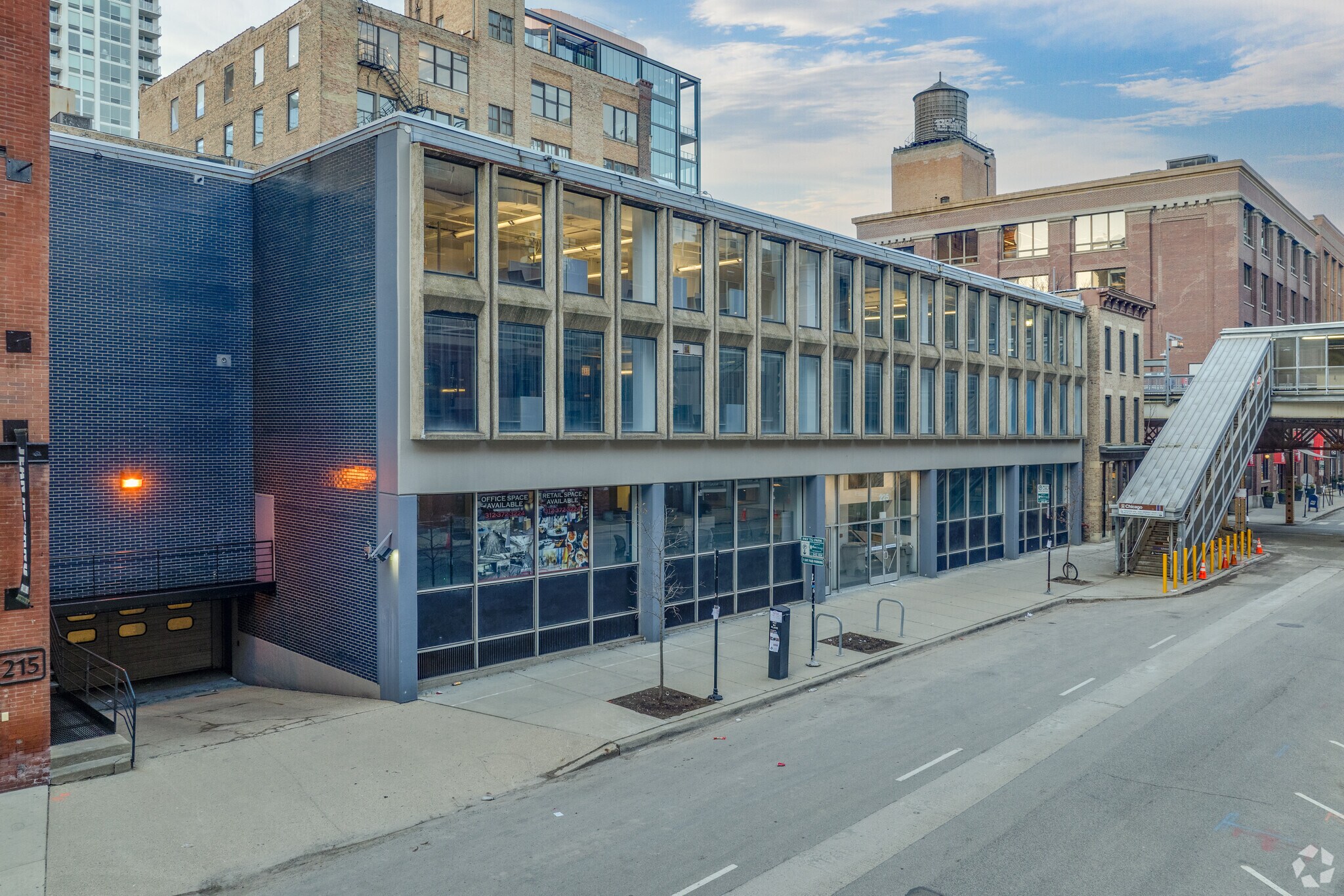 225 W Superior St, Chicago, IL à louer Photo du bâtiment- Image 1 de 20