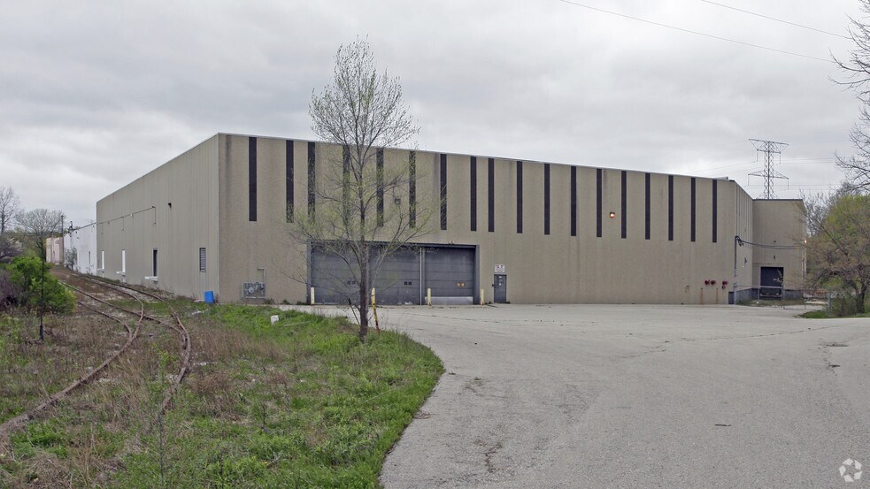 5700 W Bender Ct, Milwaukee, WI à louer - Photo du bâtiment - Image 3 de 15