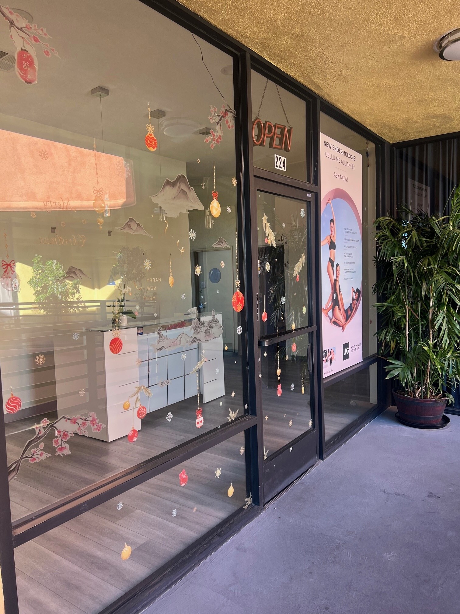 15826 Ventura Blvd, Encino, CA for lease Interior Photo- Image 1 of 8