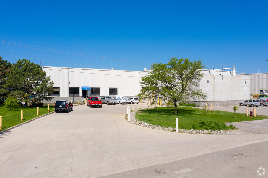 31770 Enterprise Dr, Livonia, MI for lease - Primary Photo - Image 1 of 9