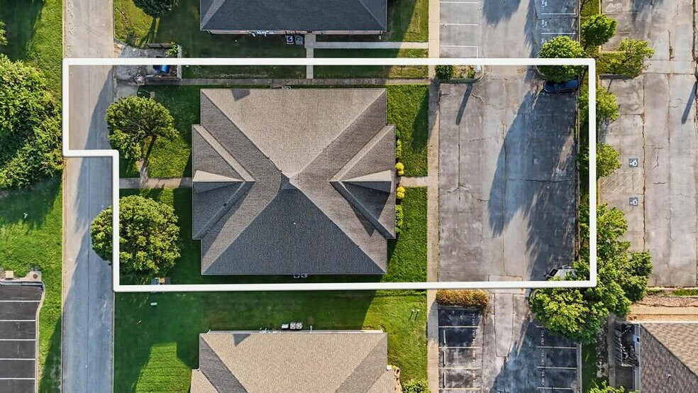 102 SE Executive Dr, Bentonville, AR à vendre - Photo du bâtiment - Image 2 de 25