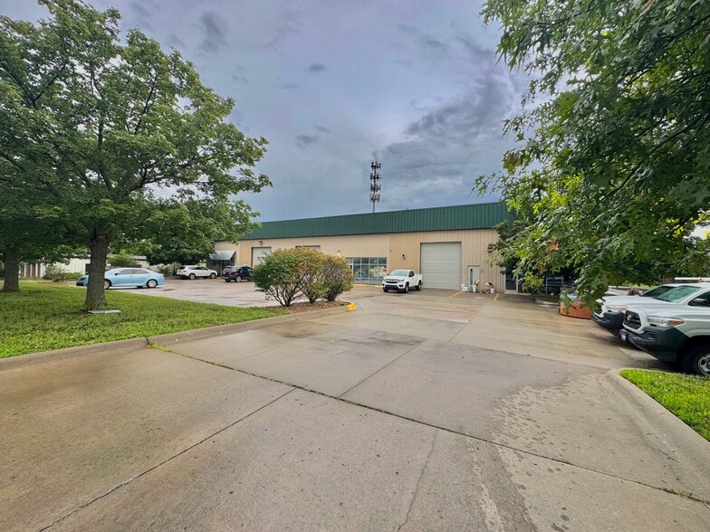 4910 Wakarusa Ct, Lawrence, KS for lease - Building Photo - Image 1 of 4