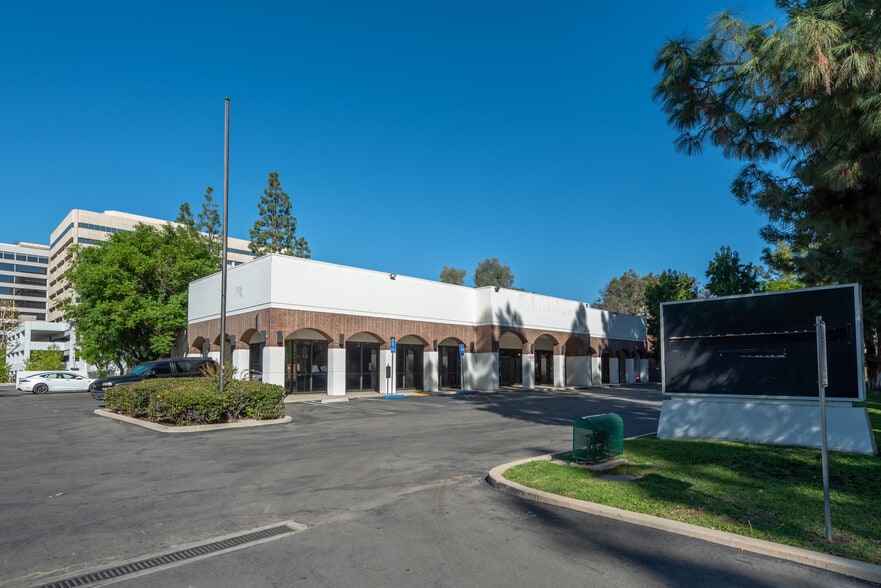 21725 Erwin St, Woodland Hills, CA for sale - Building Photo - Image 2 of 12
