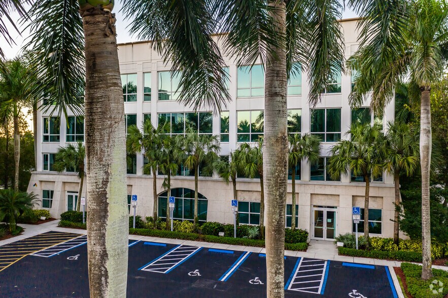 2200 N Commerce Pky, Weston, FL à louer - Photo du bâtiment - Image 3 de 7
