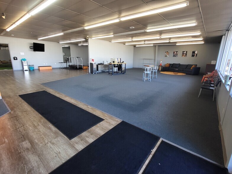 1414 Interstate Loop, Bismarck, ND à louer - Photo du bâtiment - Image 2 de 8