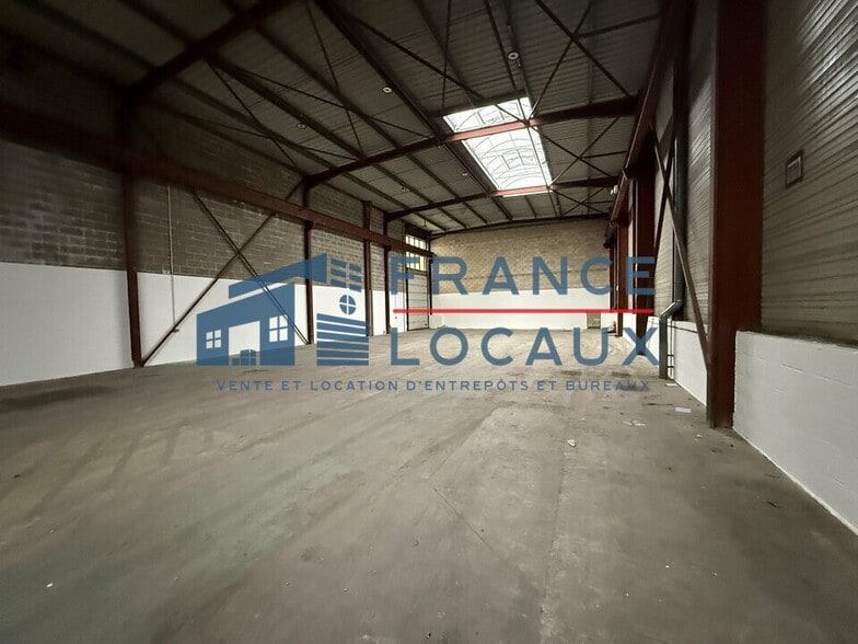 Flex in Le Thillay for lease - Interior Photo - Image 2 of 4