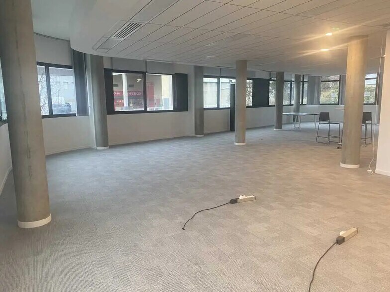 Office in CHAMPAGNE-AU-MONT-D'OR for lease - Interior Photo - Image 3 of 8