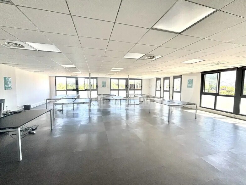 Office in Aubagne for lease - Interior Photo - Image 3 of 17