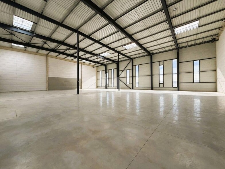 Flex in Wissous for lease - Interior Photo - Image 2 of 10