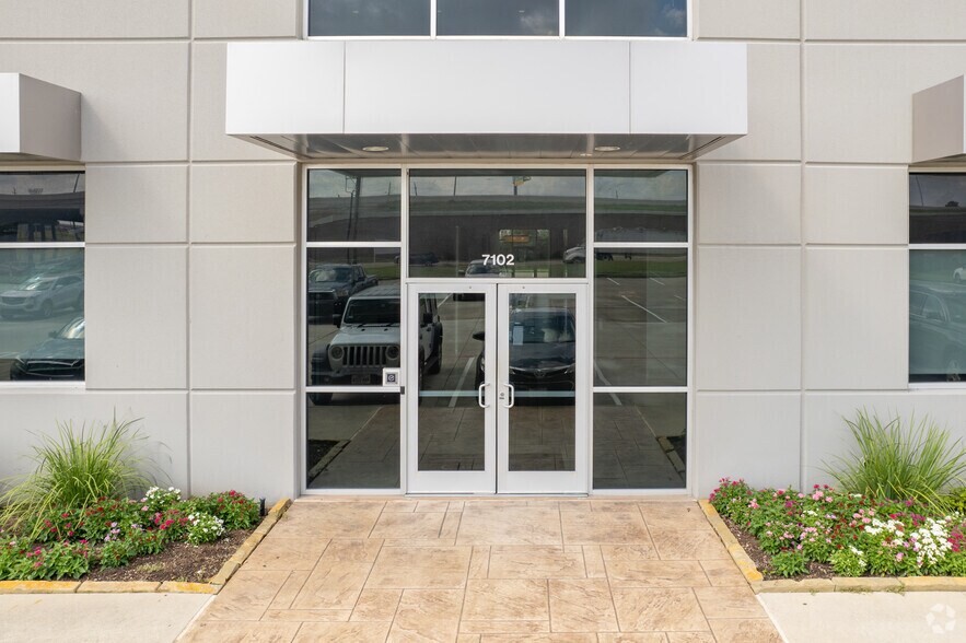 7102 N Sam Houston Pky W, Houston, TX à louer - Photo du bâtiment - Image 3 de 7