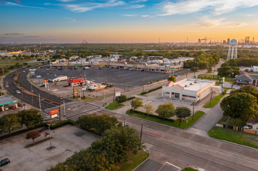 2001 Garth Rd, Baytown, TX for lease - Building Photo - Image 1 of 18