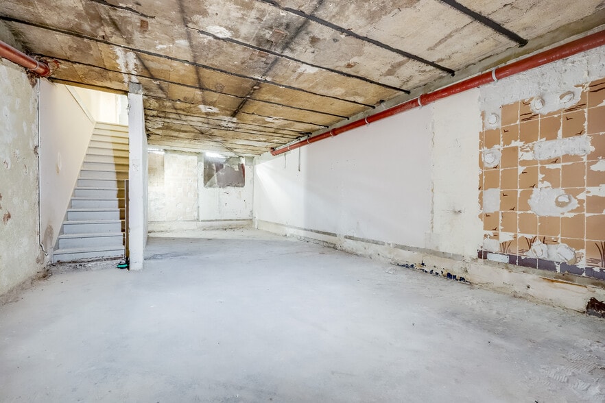 58 Rue Guy Môquet, Paris for lease - Building Photo - Image 2 of 11