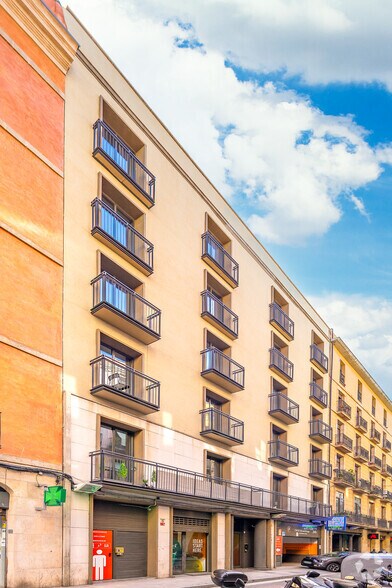 Immeuble residentiel dans Barcelone, Barcelona à vendre - Photo principale - Image 1 de 1