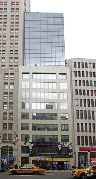 590 Fifth Ave, New York, NY for lease - Building Photo - Image 3 of 11