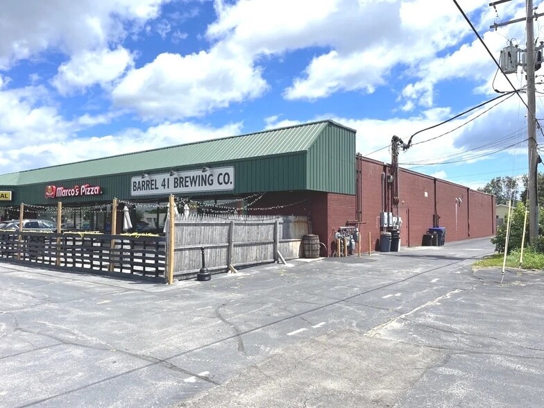 1126-1130 S Commercial St, Neenah, WI for lease - Building Photo - Image 2 of 3