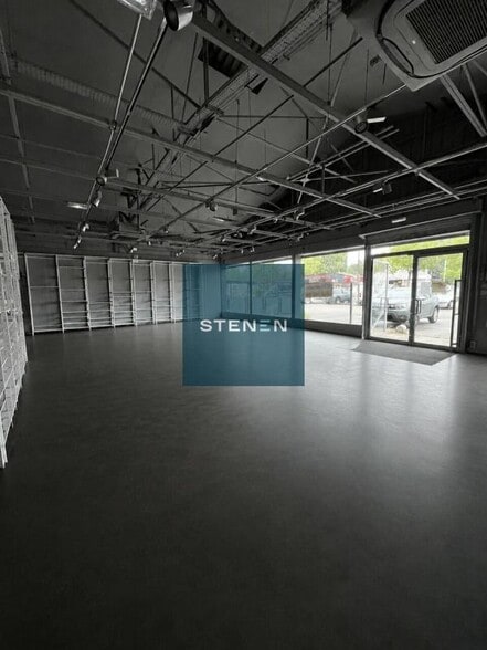 Retail in Pertuis for lease - Building Photo - Image 3 of 5
