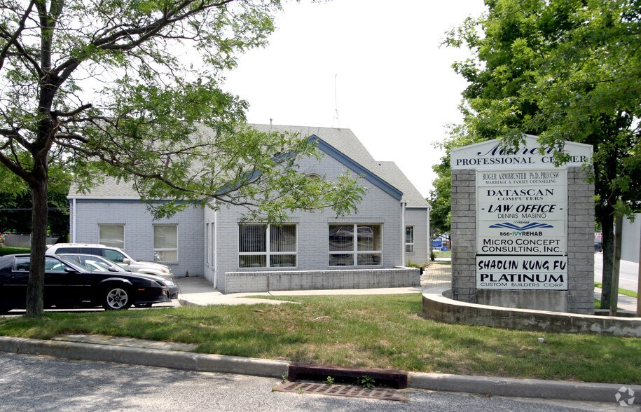 627 Horseblock Rd, Farmingville, NY à vendre - Photo du bâtiment - Image 1 de 24