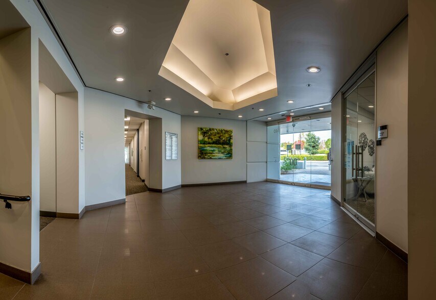 40 W Cochran St, Simi Valley, CA à louer - Hall d’entrée - Image 3 de 4