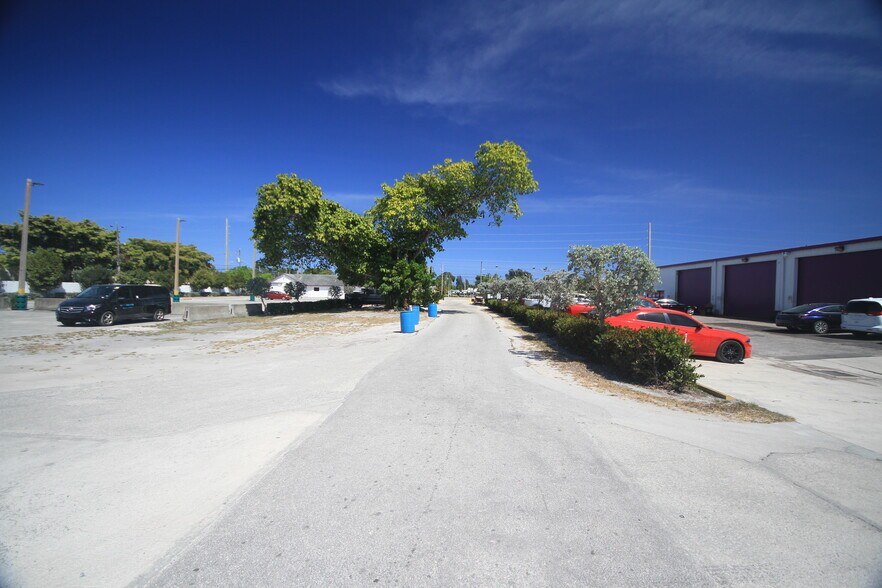 1589 S Military Trl, West Palm Beach, FL à vendre - Photo du bâtiment - Image 3 de 13