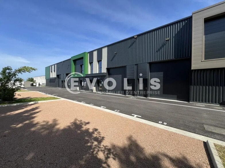 Bureau dans VILLETTE-D'ANTHON à louer - Photo du bâtiment - Image 2 de 15