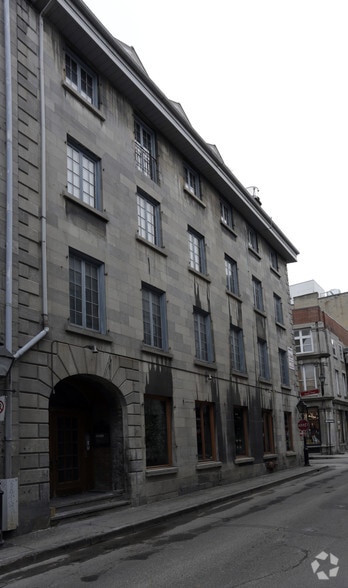 356-360 Rue Saint-François-Xavier, Montréal, QC for lease - Building Photo - Image 2 of 19