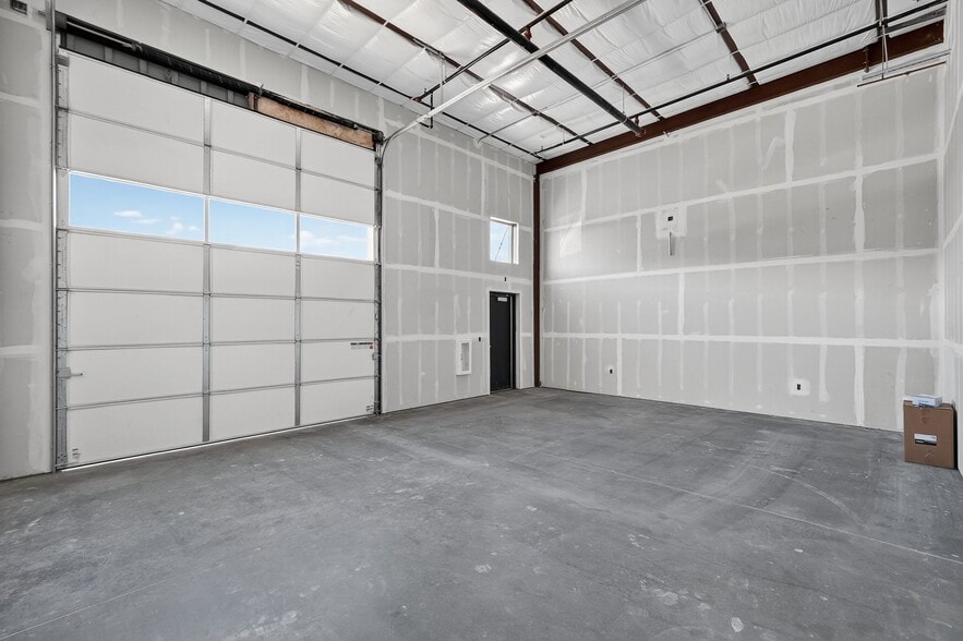 7915 Glen Harbor Blvd, Glendale, AZ for lease - Building Photo - Image 2 of 17