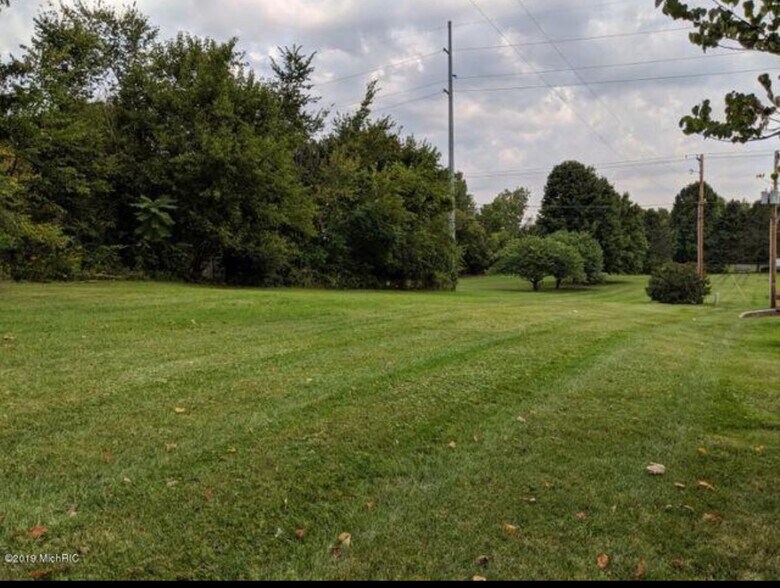 1025 E Front St, Buchanan, MI à vendre - Photo du bâtiment - Image 2 de 5