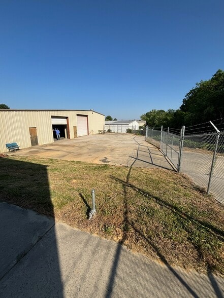 413 Chatham St, Sanford, NC for lease - Building Photo - Image 2 of 17