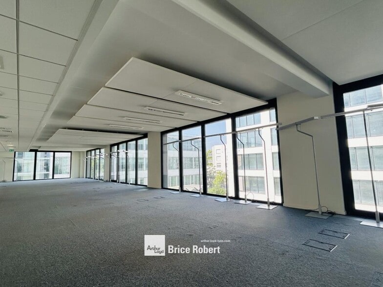 Office in Vaulx-en-Velin for lease - Building Photo - Image 3 of 7