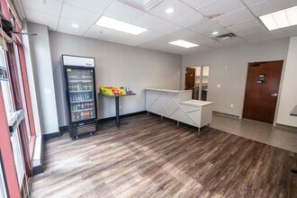 701 S Gregory St, Urbana, IL for lease Interior Photo- Image 2 of 14